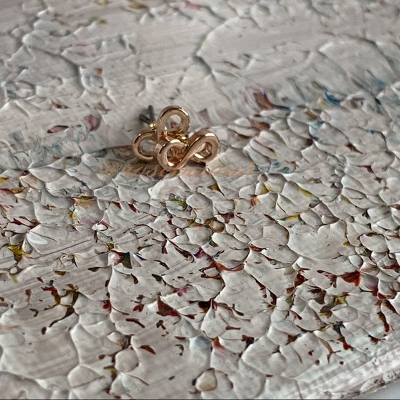 💋🆕Dainty Rose Gold Infinity Stud Earrings - Picture 5 of 5